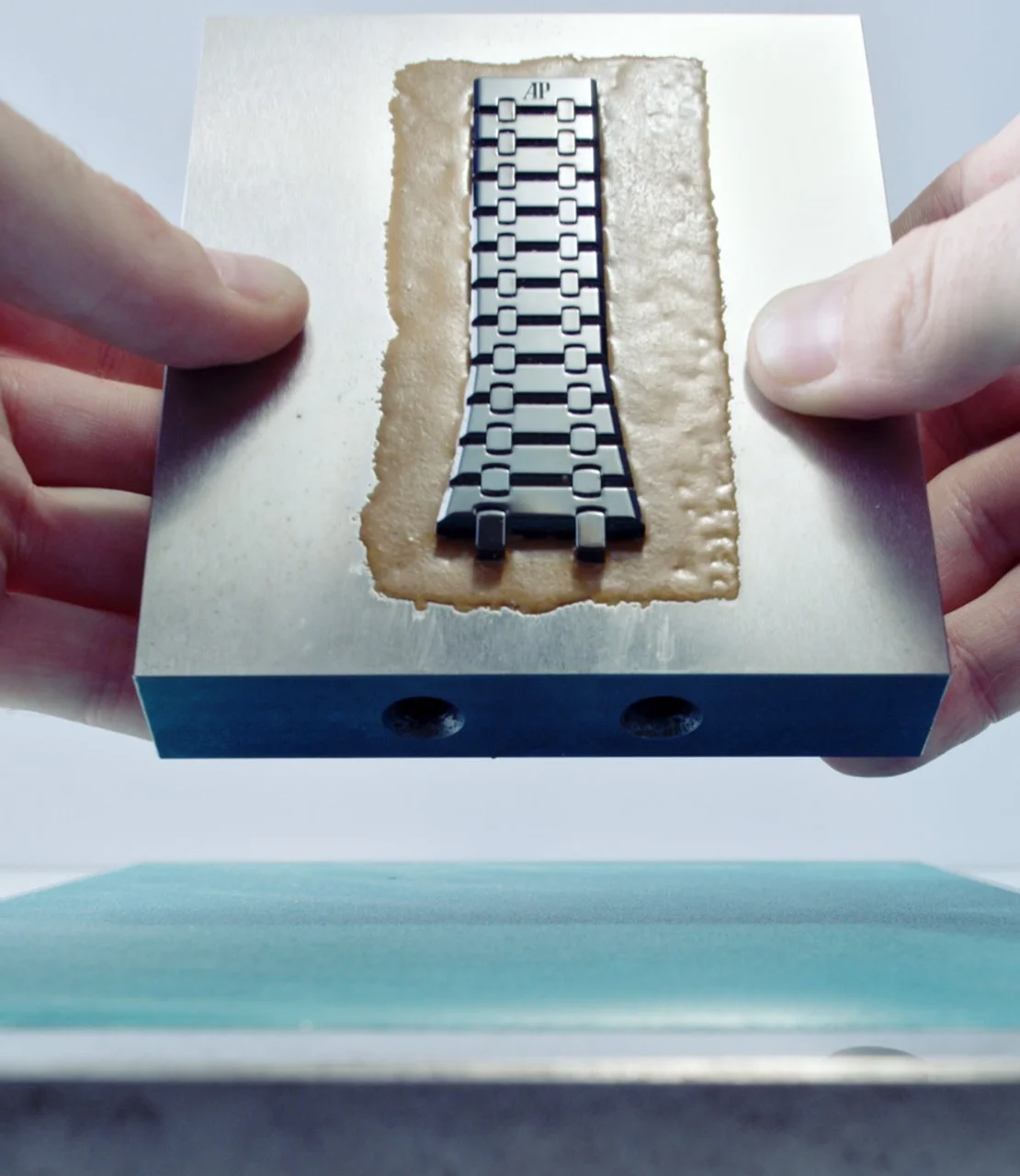2018. Satinage du bracelet 1225 en céramique.