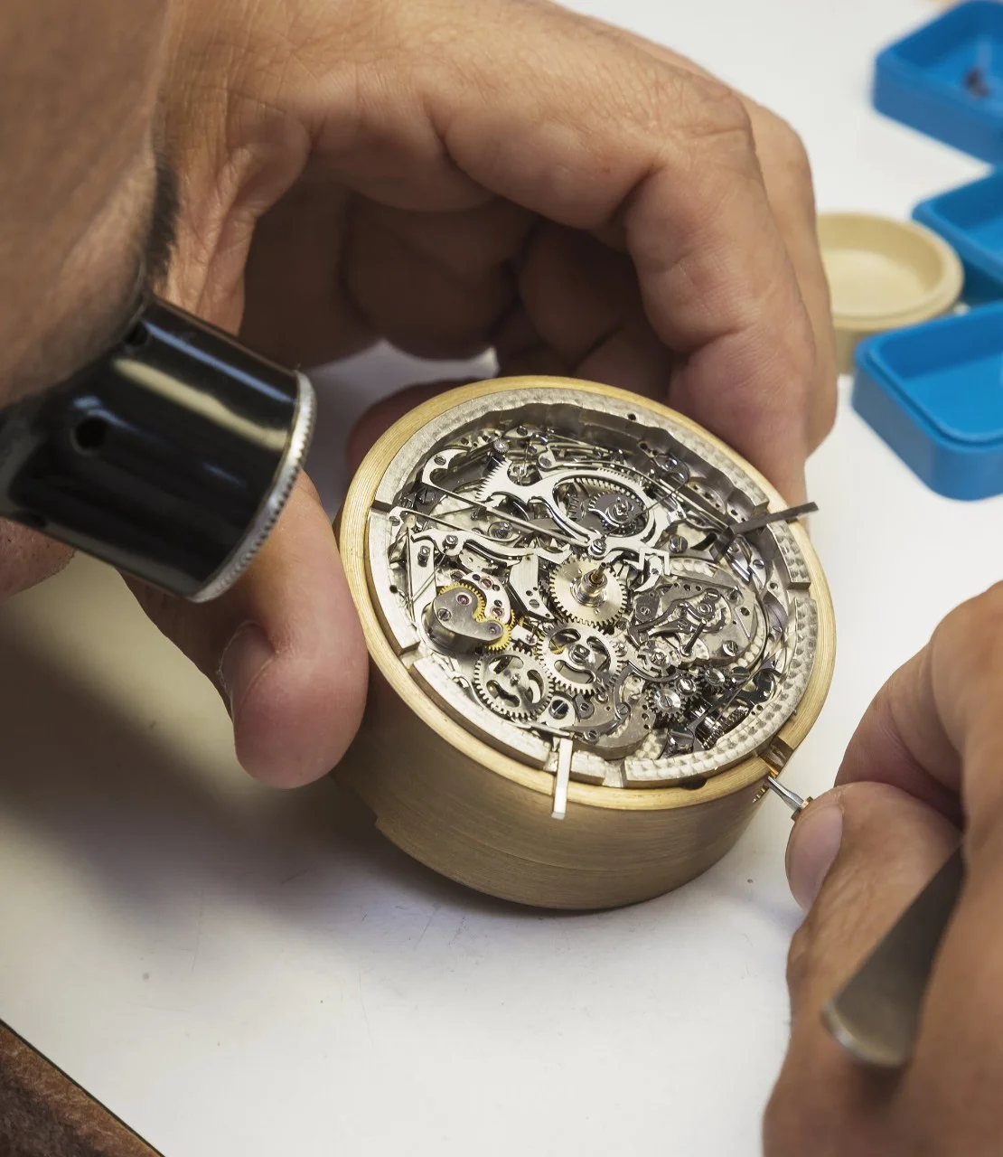 2014. Restoration of the 22-ligne Calibre equipping the so-called "Universelle" watch.