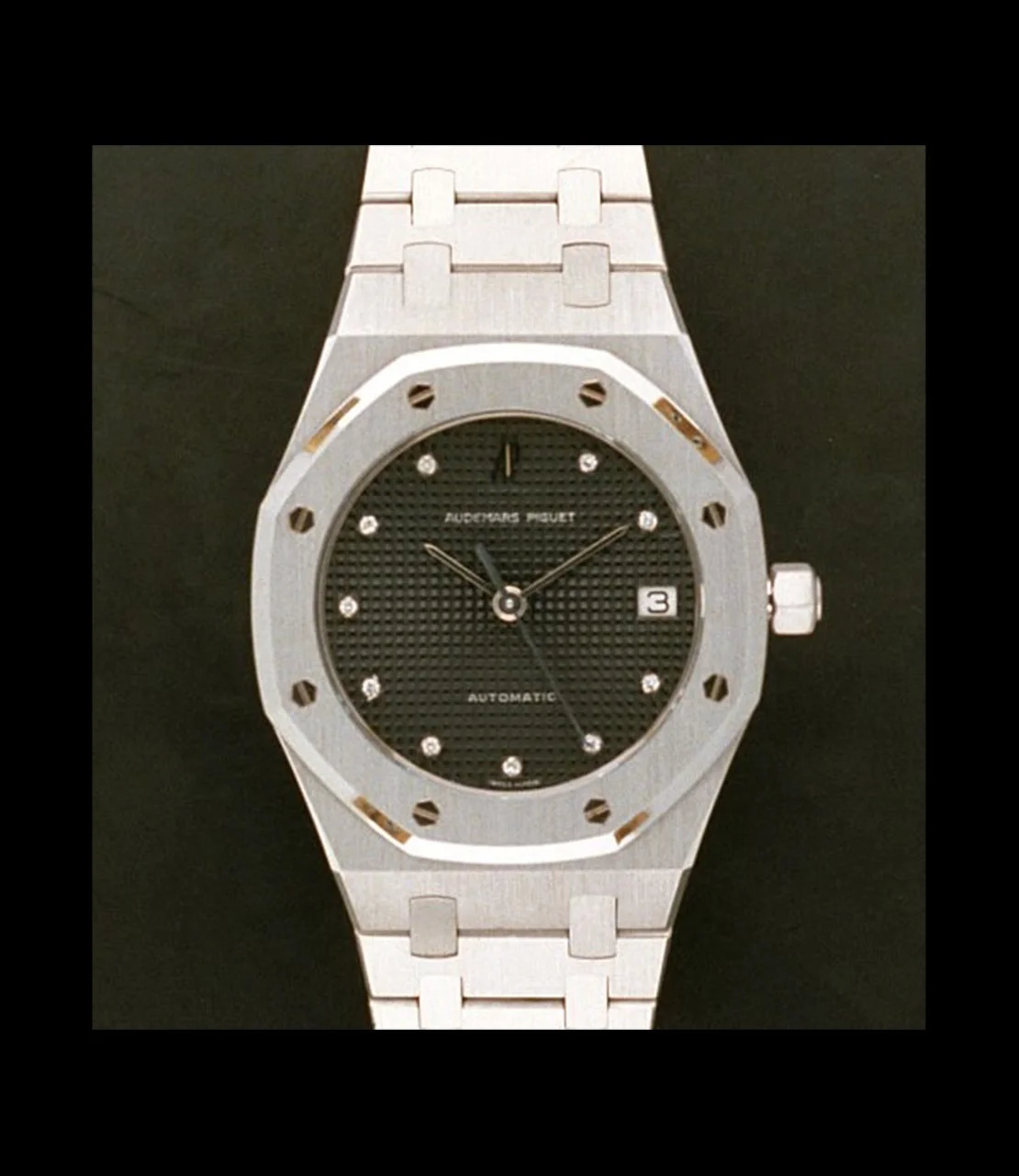 AP identification image (detail) of the white-gold 4332BC: white-gold case and bracelet, black Tapisserie dial with diamond markers. · Photo: Audemars Piguet · Licence pending · Source: https://apchronicles.audemarspiguet.com/en/model/4332--first-royal-oak-36mm