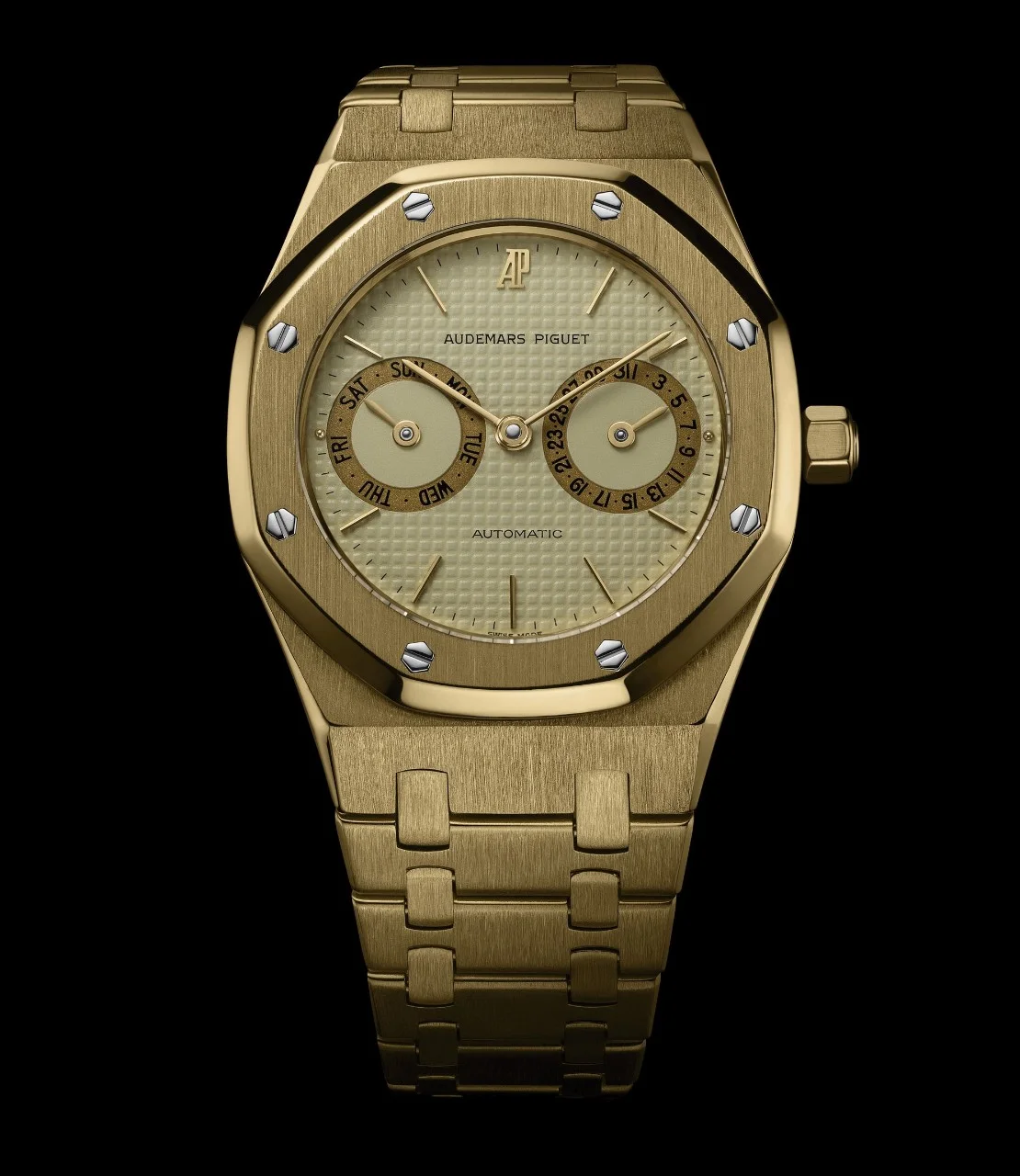 Yellow-gold 5572BA No. 645 (case C09219, 1985): gold case and bracelet, gilt Petite Tapisserie dial with recessed gilt day and date subdials. · Photo: Audemars Piguet · Licence pending · Source: https://apchronicles.audemarspiguet.com/en/model/5572-first-royal-oak-day-date
