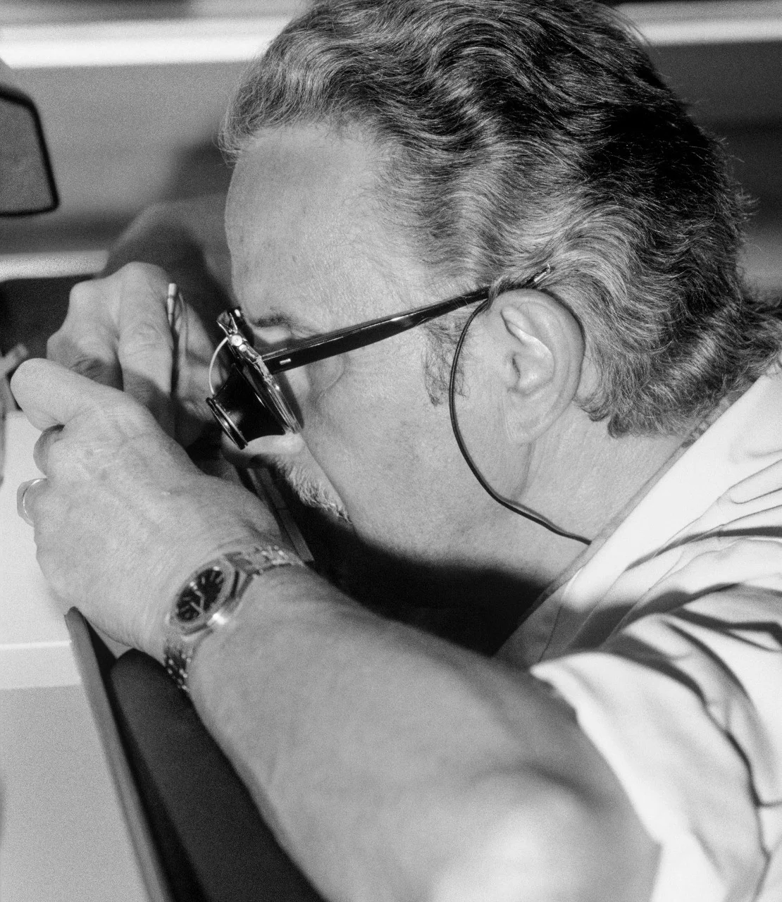 Vers 1975. Horloger à l'établi.