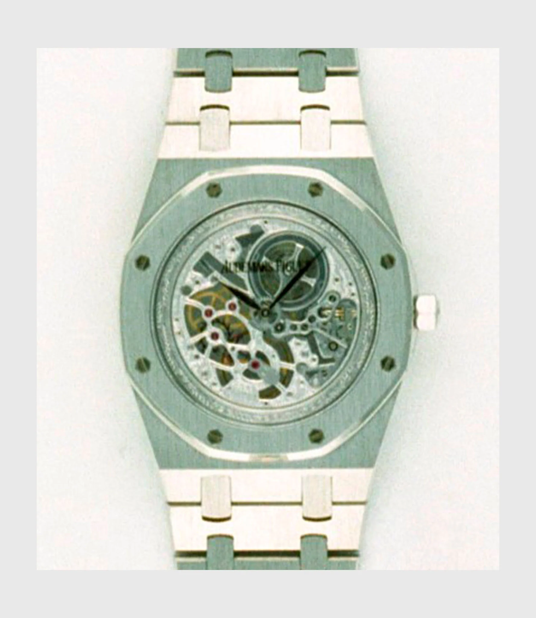 AP identification photograph of the platinum 14882PT: white-metal 33 mm case and bracelet around the openworked 2003SQ with chased ring and blackened leaf hands. · Photo: Audemars Piguet · Licence pending · Source: https://apchronicles.audemarspiguet.com/en/model/14882-royal-oak