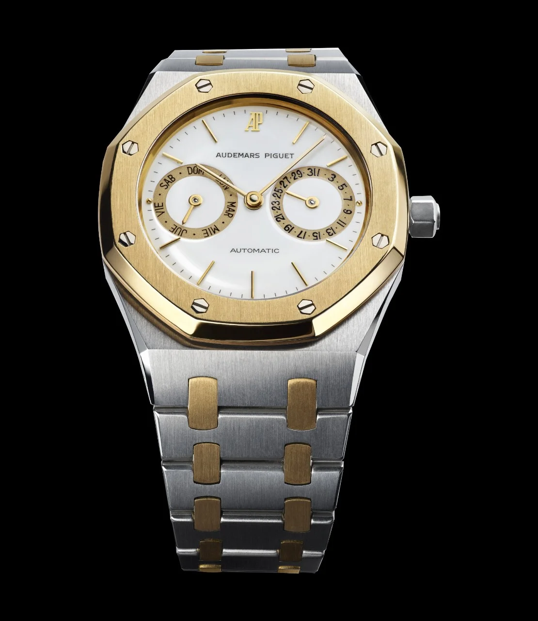 Two-tone 5572SA No. 88 (1983): yellow-gold bezel and links on steel, white enamel dial with gilt-rimmed day (Spanish) and date subdials. · Photo: Audemars Piguet · Licence pending · Source: https://apchronicles.audemarspiguet.com/en/model/5572-first-royal-oak-day-date