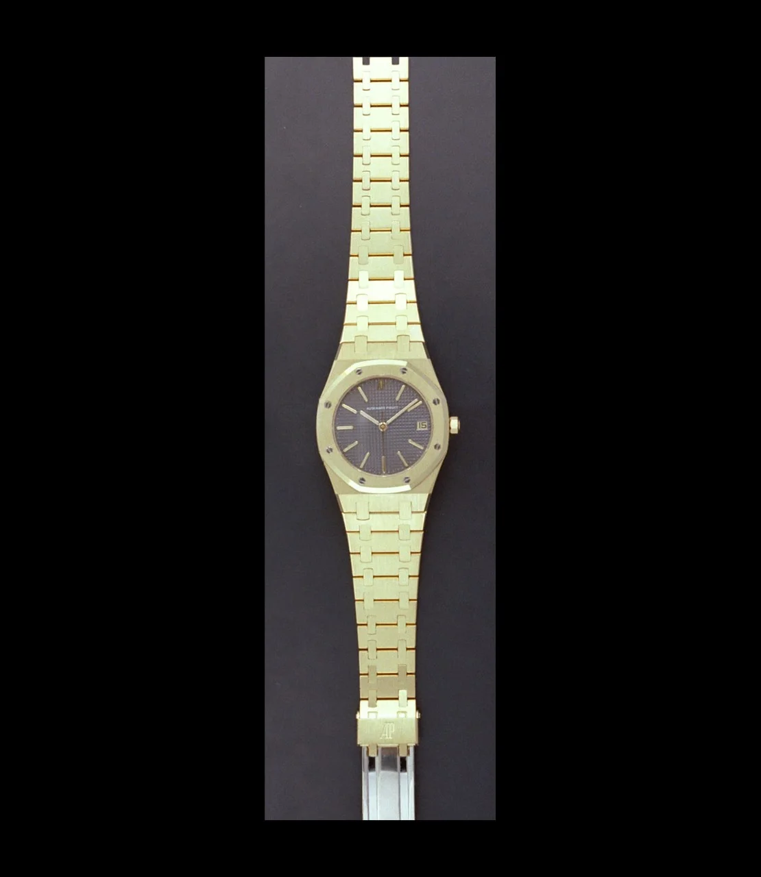 AP identification image of the yellow-gold 4332BA on its full bracelet: gold case and links, grey-blue Tapisserie dial with gold appliqués and gilt date. · Photo: Audemars Piguet · Licence pending · Source: https://apchronicles.audemarspiguet.com/en/model/4332--first-royal-oak-36mm